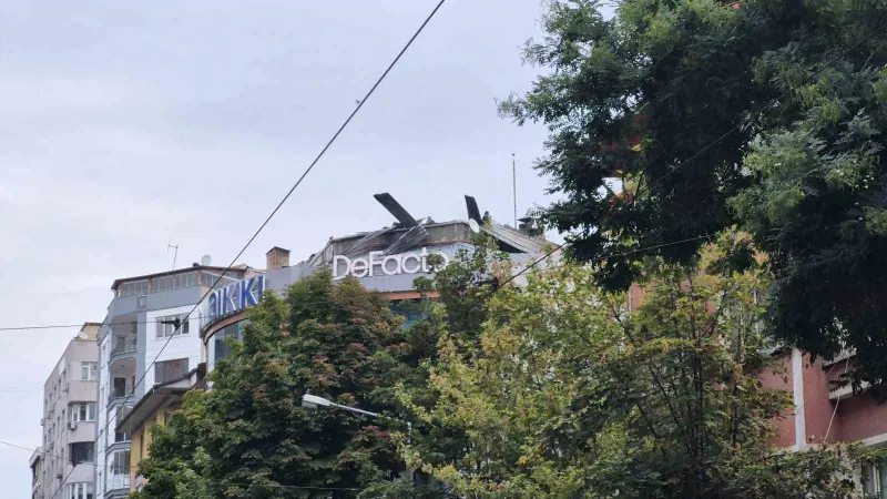 Eskişehir’de giyim mağazasının çatısında yangın çıktı