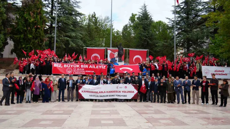 Gaziler ve gençler ellerindeki Türk bayraklarıyla omuz omuza yürüdü