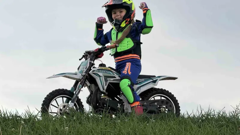 Minik İkra motosiklet ile tepeleri aşıyor, Zayn ile yarışmak istiyor