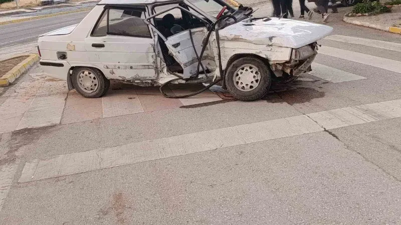 Kamyonetle otomobille çarpıştı: 3 yaralı