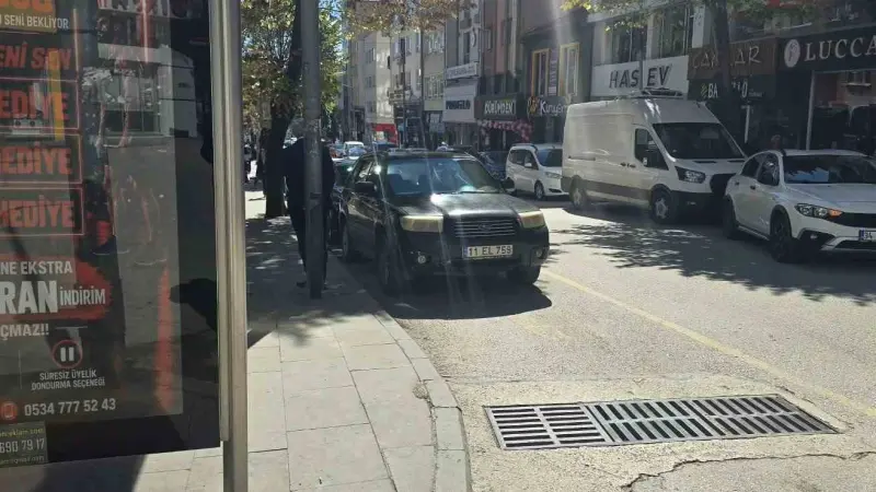Minibüs durağına park eden duyarsız sürücü tepkilere neden oldu