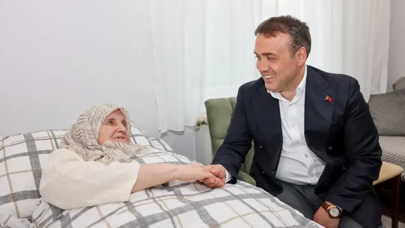 Vali Sözer, yaşlı çiftin evine konuk oldu