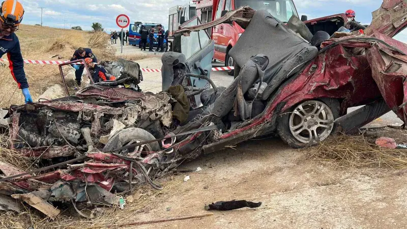 Uşak’ta kamyon ile otomobil çarpıştı: 3 ölü, 1 yaralı