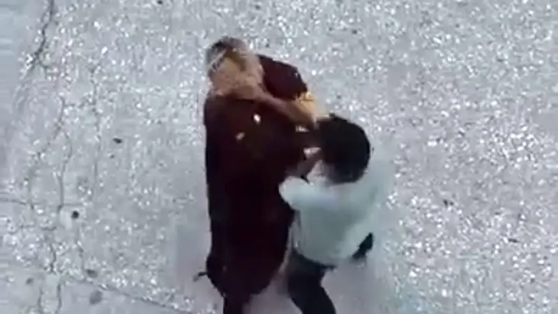Cadde ortasında boğazını sıktığı kadını yerde sürükledi