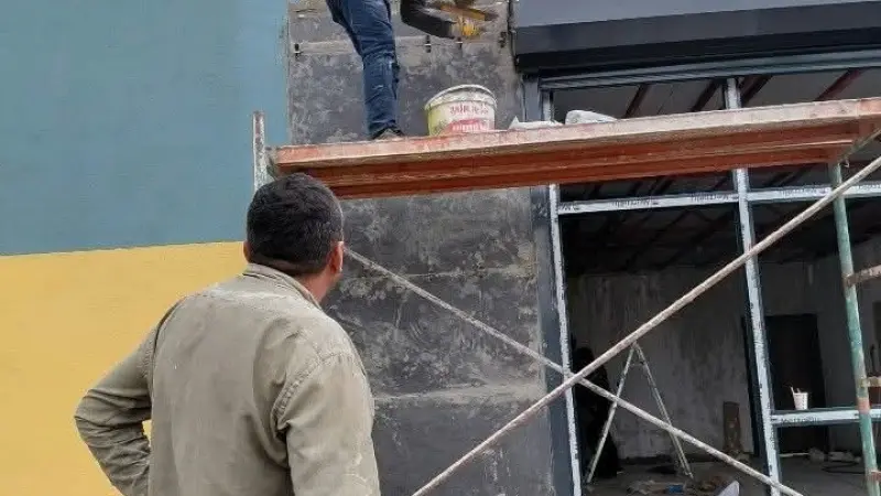 Ustaları beklemeden kendi tulumu giyerek okulu güzelleştirdi