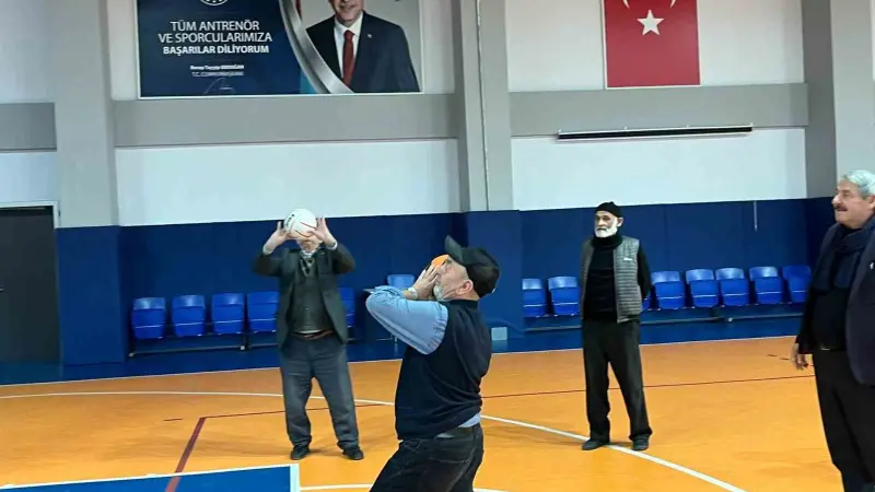 Yıllara meydan okuyup sahaya çıktılar