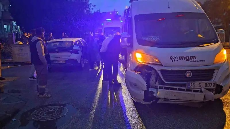 Eskişehir’de servis ile otomobil çarpıştı