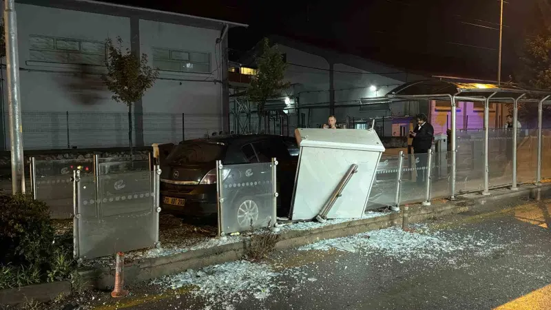 Eskişehir’de otomobil tramvay durağına daldı: 1 yaralı