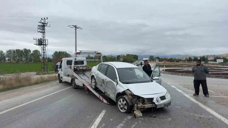 Refüje giren otomobil sürücüsü yaralandı