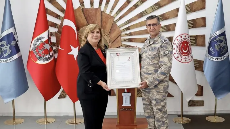 Kızılay’dan Tuğgeneral Mustafa Baş’a Kurumsal Gümüş Madalya