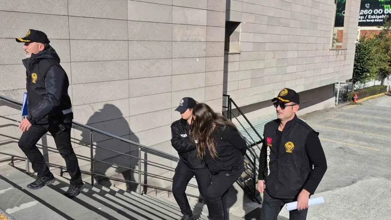 Evinde misafiri olan şahsın bıçakla ölümüne ilişkin gözaltına alınan kadın adliyeye sevk edildi