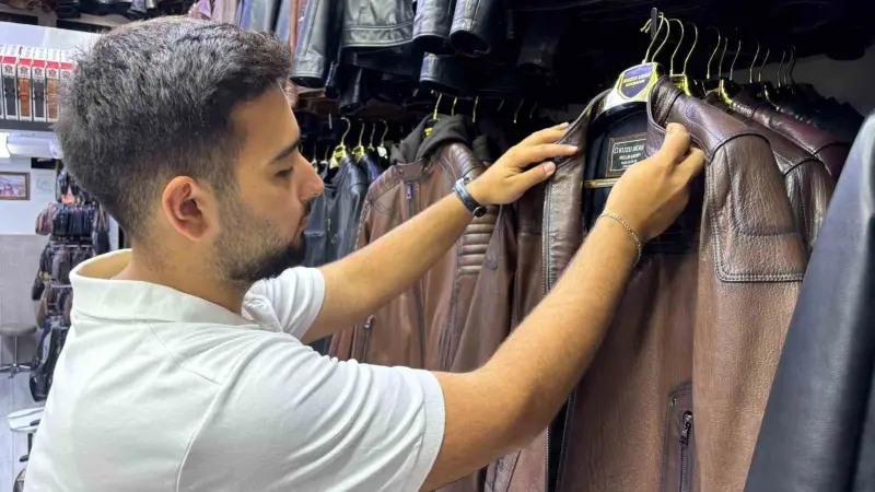Sonbaharlı birlikte deri mont sezonu hareketlendi