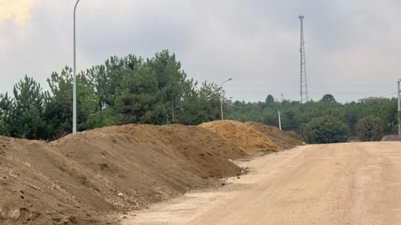 Bilecik’te yol kenarına dökülen kumlar tehlike saçıyor