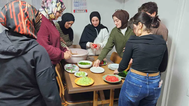 Yurtta kalan üniversiteliler paketli gıda yerine kısır tercih etti