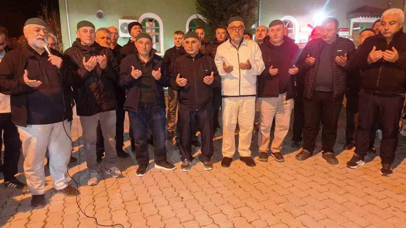 Hisarcık’ta 23 kişilik umre kafilesi dualarla uğurlandı