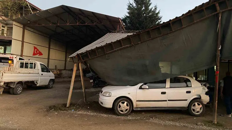 Kamyonla çarpışan otomobil kıraathaneye girdi