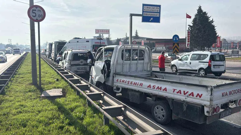 Eskişehir çevreyolunda pikap hafif ticari araca çarptı: 7 yaralı