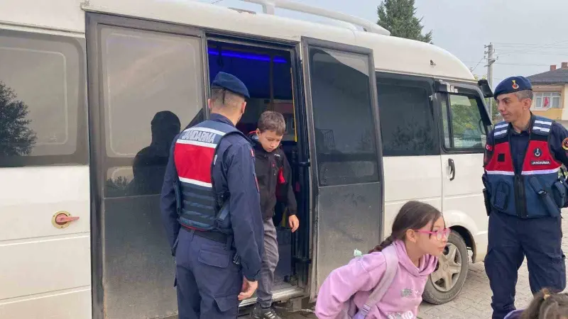 Jandarma okul çevrelerinde göz açtırmıyor