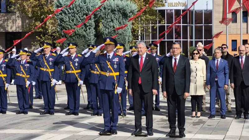 Eskişehir’de 29 Ekim Cumhuriyet Bayramı çelenk sunma töreniyle başladı
