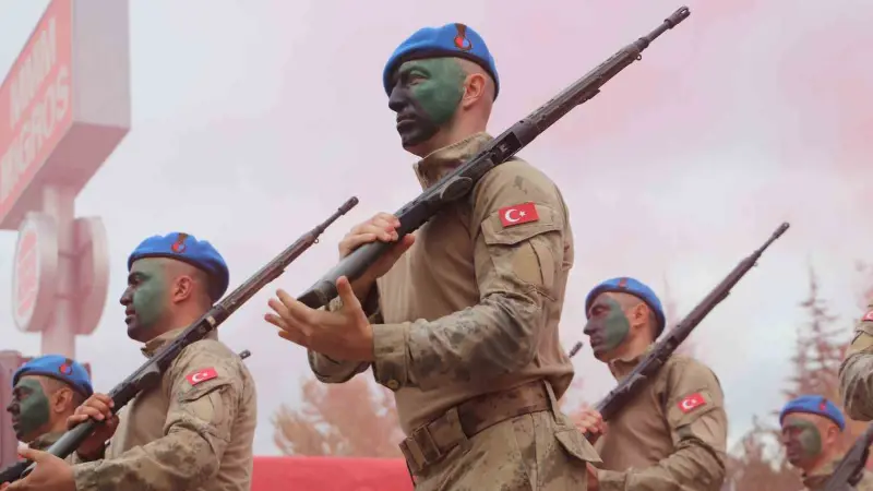Eskişehir’de Cumhuriyet coşkusunda jandarma ve komandolar nefes kesti