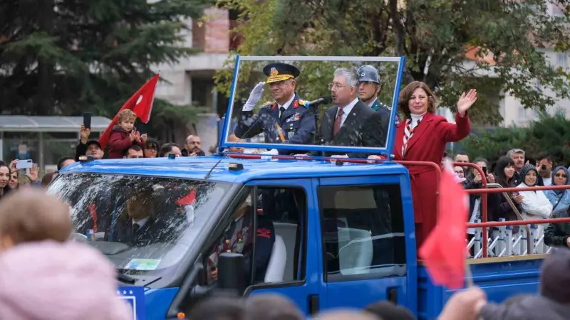 Eskişehir’de Cumhuriyet coşkusu cadde ve sokakları sardı