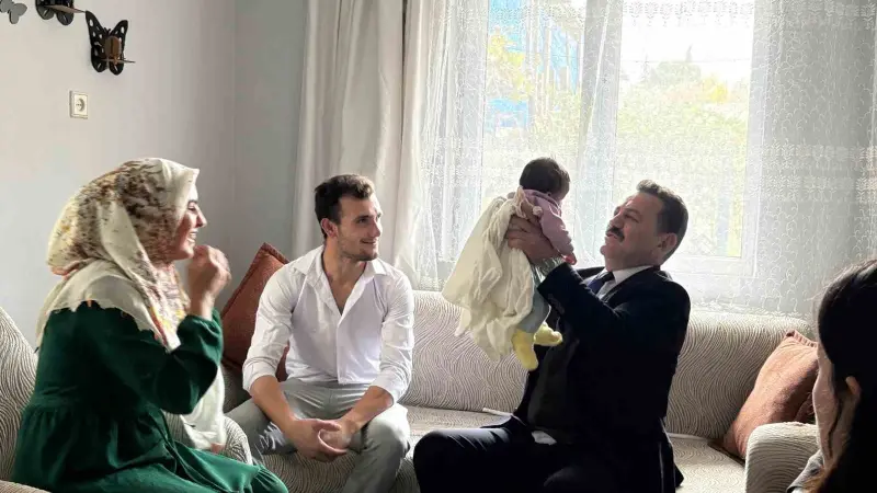 Evlilik kredisiyle yuva kuran çiftin bebek sevincine ortak oldular